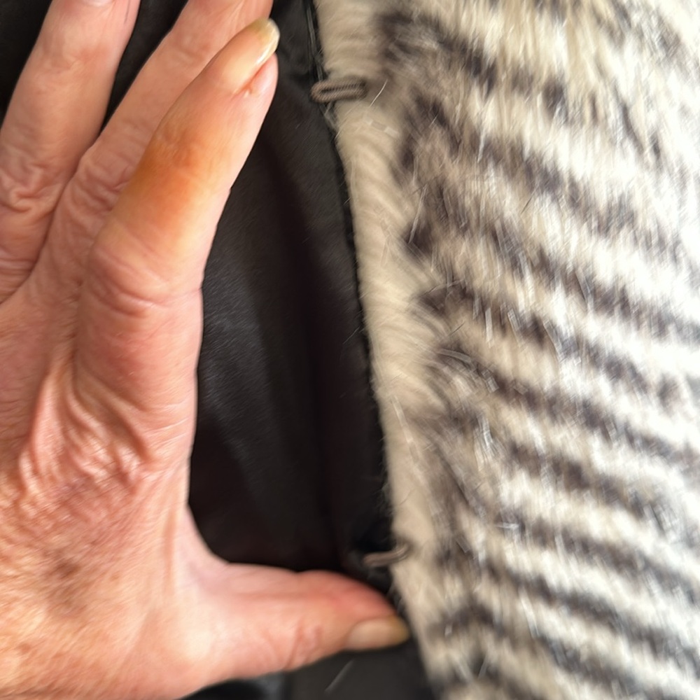 Jack Faux fur vest. Size M. Black and white   EUC - Picture 10 of 10